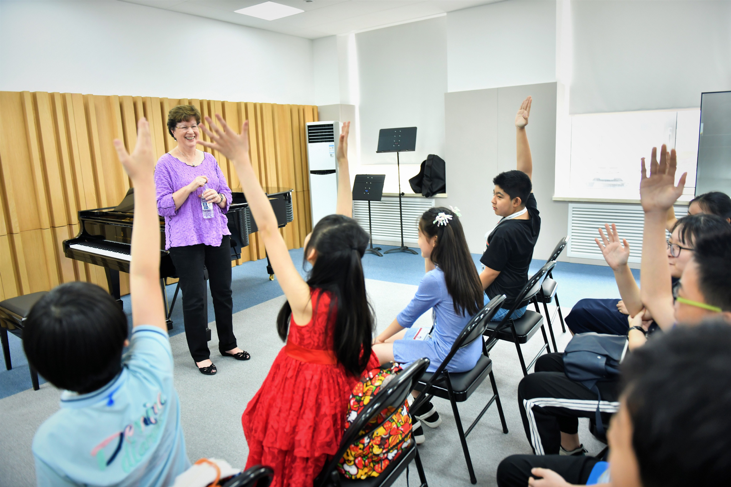 Juilliard’s Pre-College artistic director and pianist Yoheved Kaplinsky with the  Tianjin Juilliard Pre-College students in China. Photo credit: Duan Chao