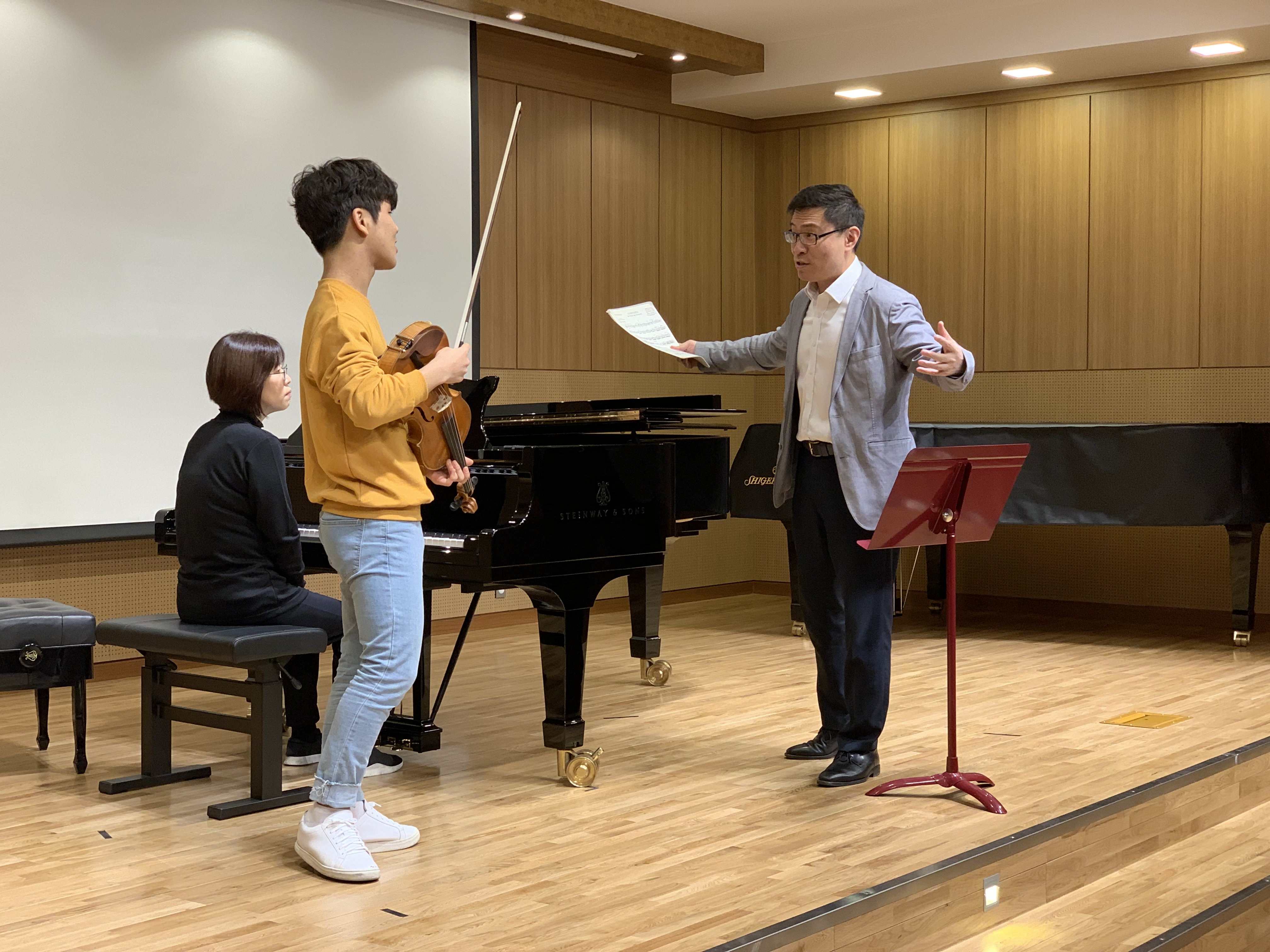 Tianjin Juilliard Artistic Director and Dean Wei He at a master class 