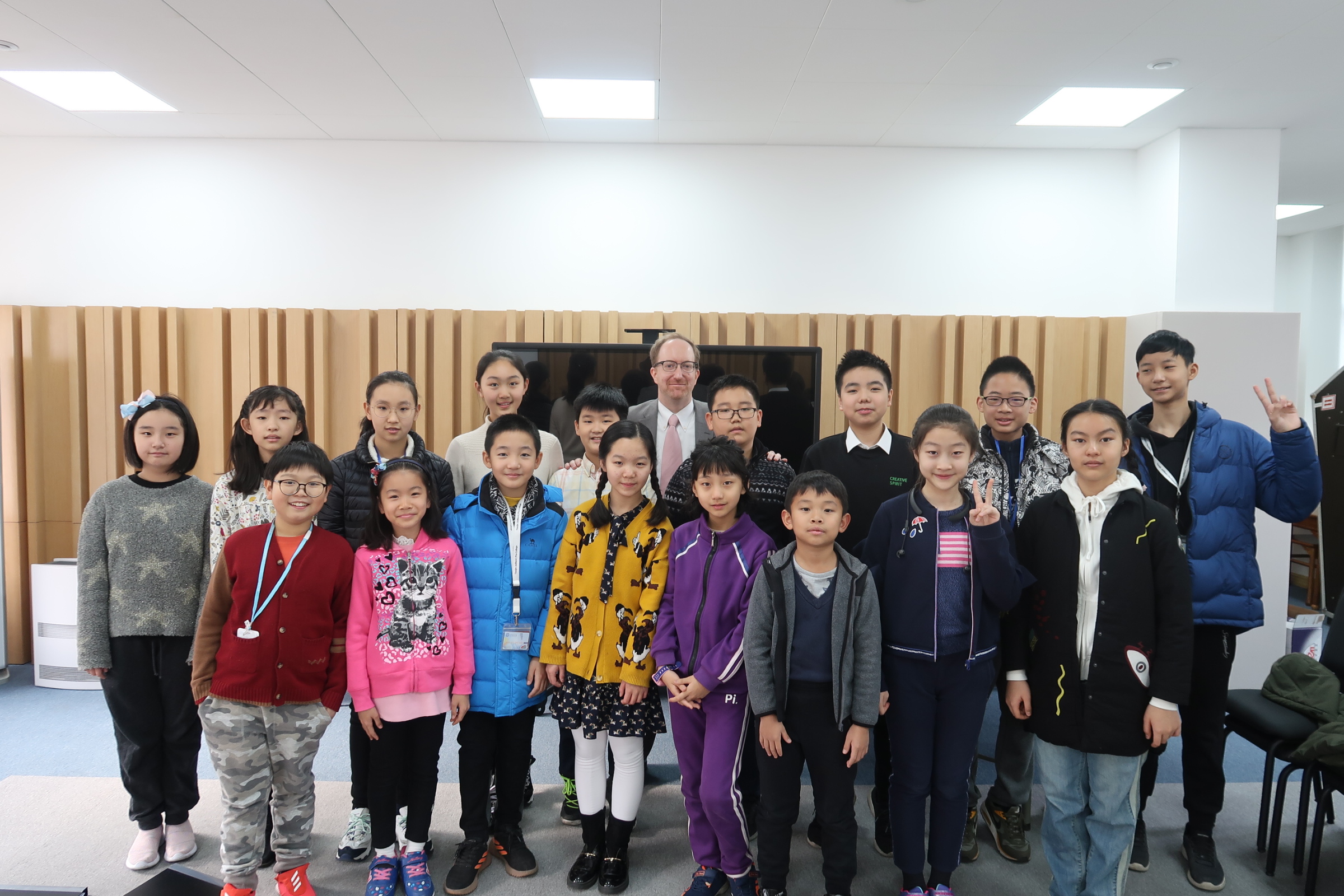 Robert Ross with Tianjin Juilliard Pre-College students in Tianjin, China. Photo credit: Sophie Zhang  