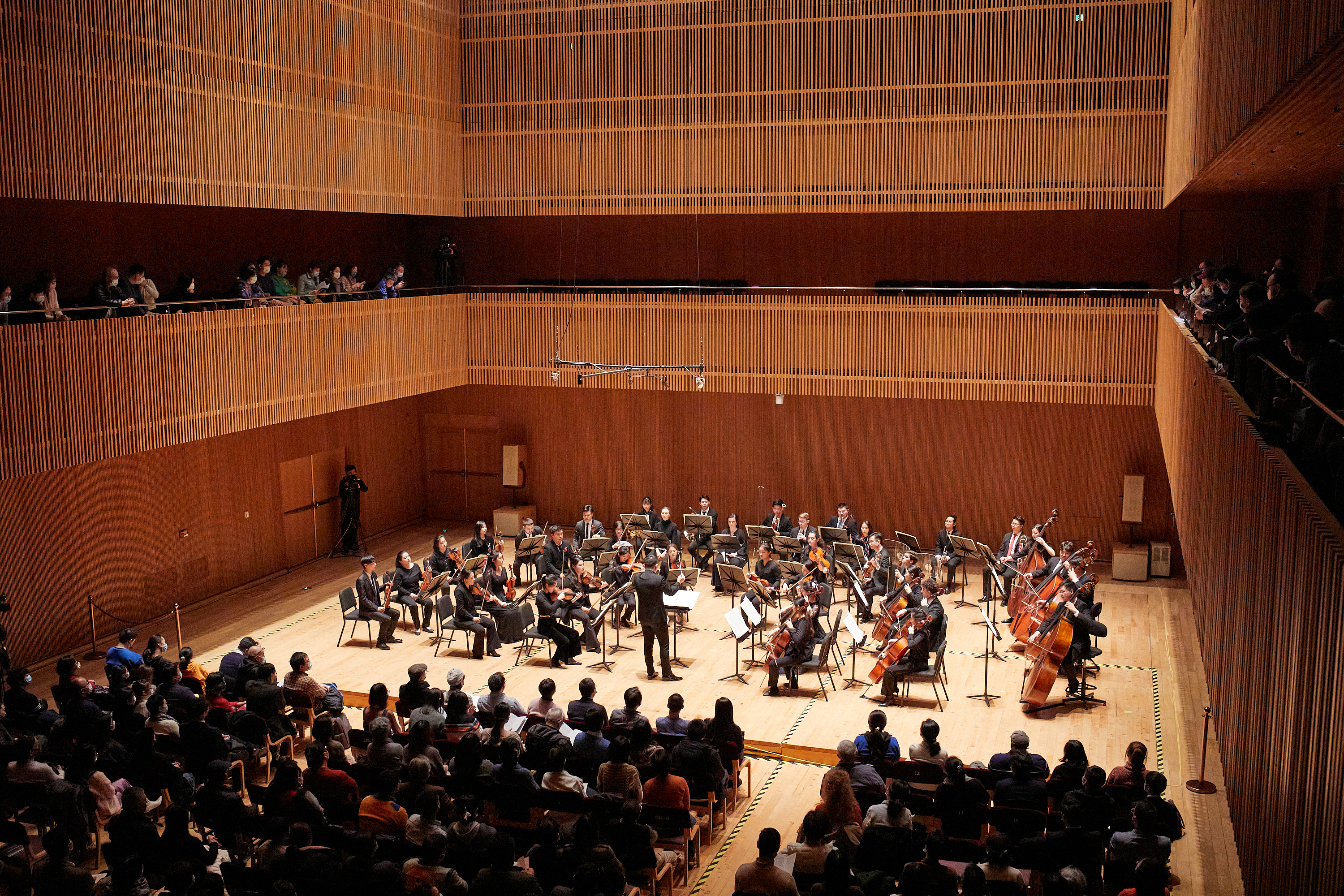 Zhang Lu conducted the student orchestra in Stravinsky's Pulcinella Suite at the Shanghai Symphony Orchestra Concert Hall.