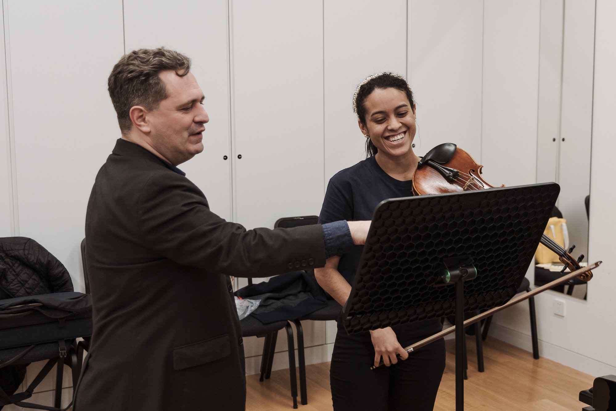 Mary in class with resident faculty and violinist Tarn Travers in 2024.