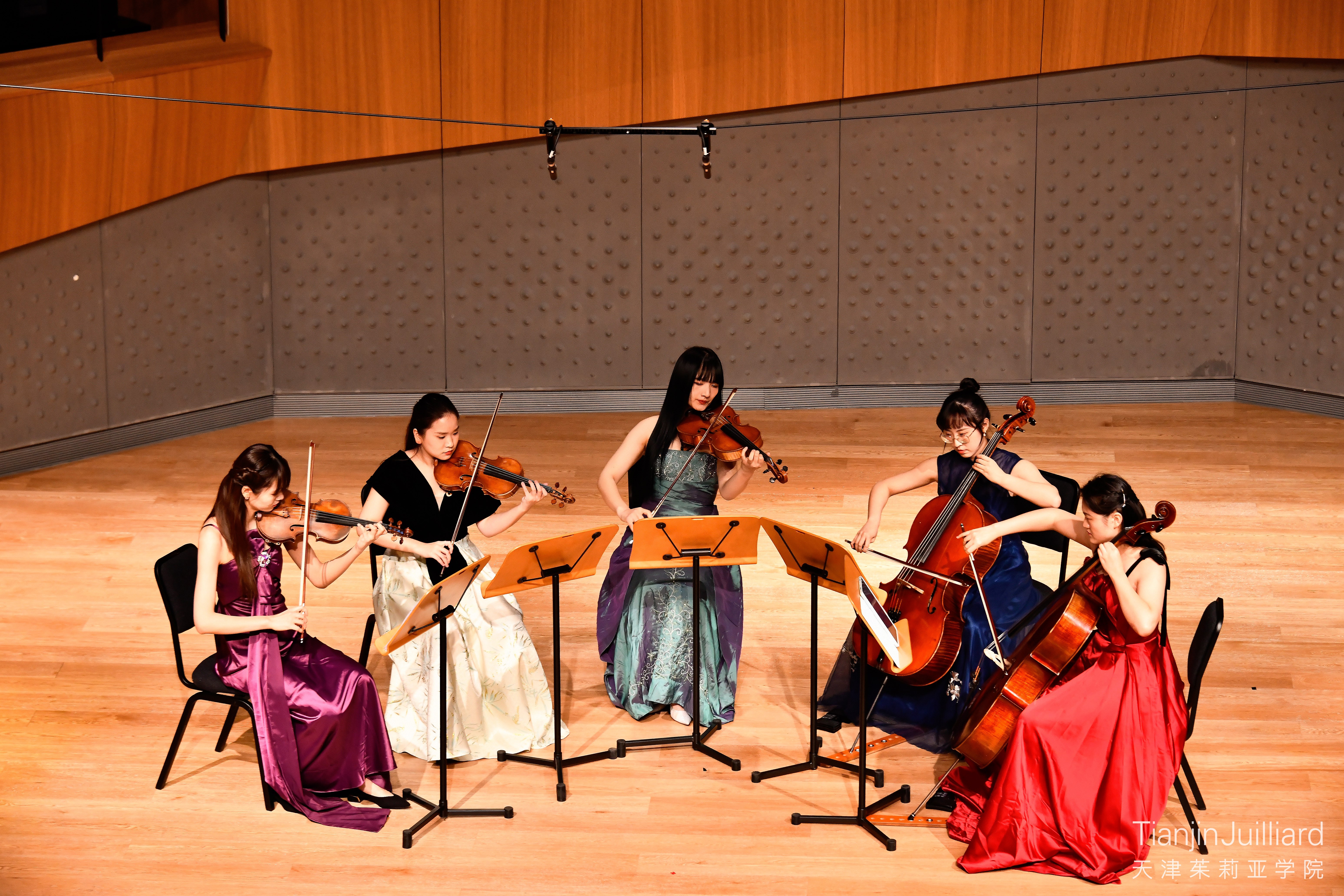 Meitong Liu (center) performed Schubert’s String Quintet in C Major, D. 956 at the Tianjin Juilliard Recital Hall in April 2023.