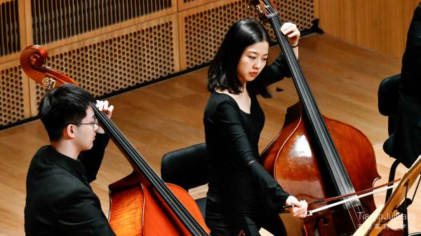 Gege performing with the Tianjin Juilliard Orchestra