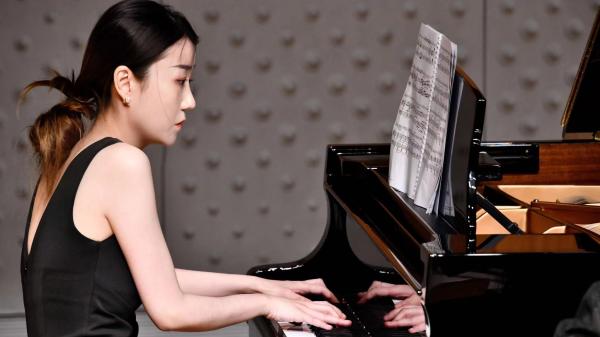 Yuexing Zhang (MM ’23, collaborative piano) performing in the Sonatenabende.