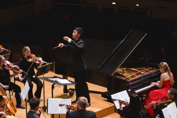 Shen Yiwen directing the University of Maryland Orchestra 