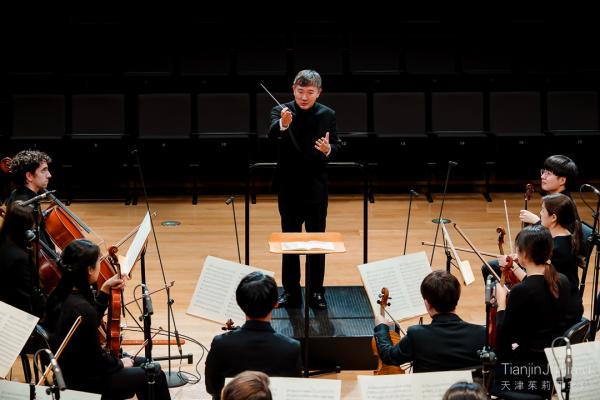 Maestro Ken Lam conducting the Tianjin Juilliard Orchestra