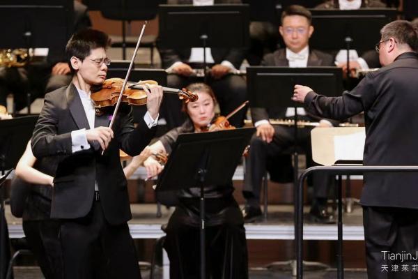 Angelo Xiang Yu performing with the Inner Mongolian Symphony