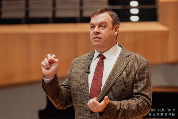 Dr. Wayne Oquin presents a lecture at Tianjin Juilliard. Photo: Twan Vision 